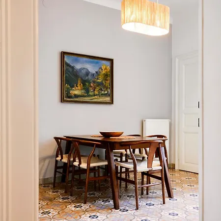 120 M2 Purer Luxus Im Stadtzentrum Mit Balkon Und Parkplatz